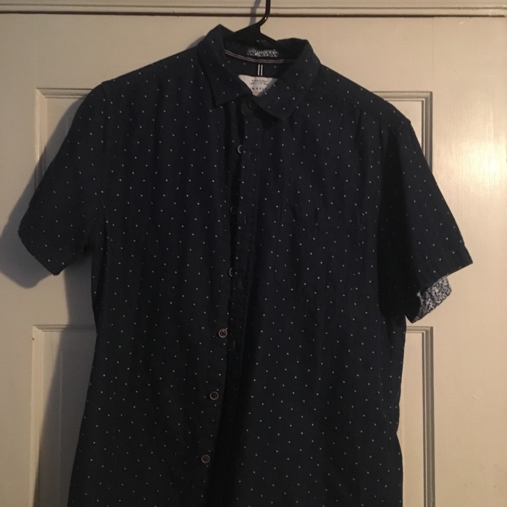 Short sleeve button down. Slim fit.